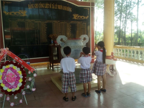 viếng Đình thần Dương văn Hạnh.jpg
